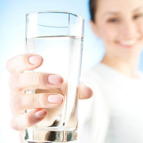 2 lít nước mỗi ngày giúp các nàng thanh lọc cơ thể, bài tiết các độc tố và giữ cho da tươi trẻ, mịn màng.