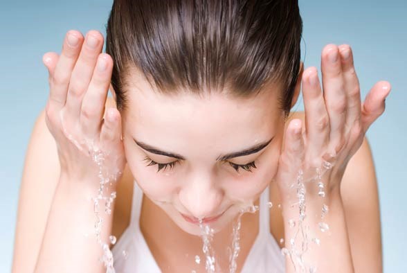 Làm sạch da mặt bằng cách rửa mặt mỗi tối trước khi đi ngủ