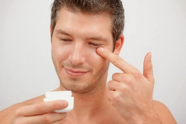 Nam giới cũng nên sử dụng kem dưỡng ẩm để làn da được chăm sóc tốt nhất.