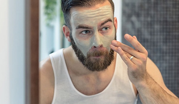 Làm sạch da với sữa rửa mặt là bước quan trọng trong việc chăm sóc da mặt cho nam giới.