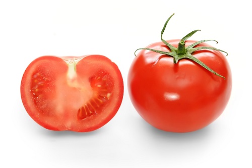 Cách trị mụn ở lưng bằng cà chua hiệu quả với những người da nhờn