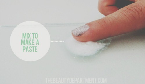 Rửa tay sạch sẽ trước khi trộn thuốc aspirin trị mụn