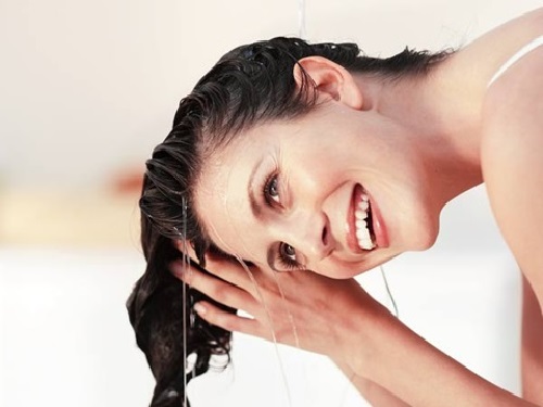 Chăm sóc da đầu đúng cách bằng cách gội đầu thường xuyên