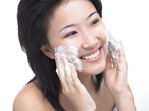 Dùng sữa rửa mặt để chăm sóc làn da được tốt hơn