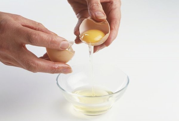 Cách trị mụn cám tại nhà bằng trứng gà