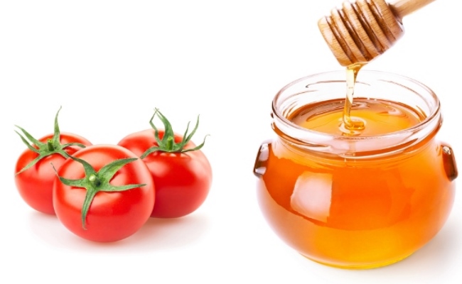 Cách trị mụn cho da nhờn bằng cà chua và mật ong