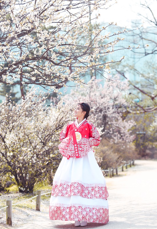 Thời tiết ở thủ đô Seoul dịp này dao động từ 2 - 9 độ C. Hoàng Yến diện hanbok chụp hình kỷ niệm