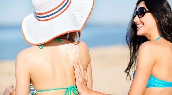 Bôi kem chống nắng giúp bảo vệ da khỏi tia cực tím