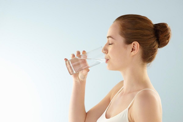 Uống đủ 2 lít nước mỗi ngày để vùng da quanh mắt đẹp hơn- Ảnh Internet