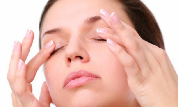 Massage da vùng mắt