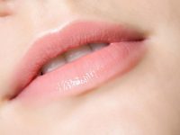 Bật mí 7 cách trị môi khô nứt cho bạn đôi môi mềm mịn căng bóng