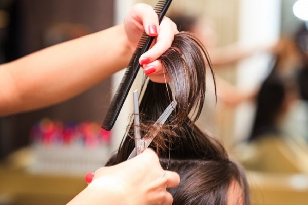 Cắt tỉa tóc để ngăn ngừa tóc bị chẻ ngọn
