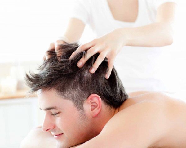 Massage đầu là cách chữa đau đầu chóng mặt buồn nôn hiệu quả.