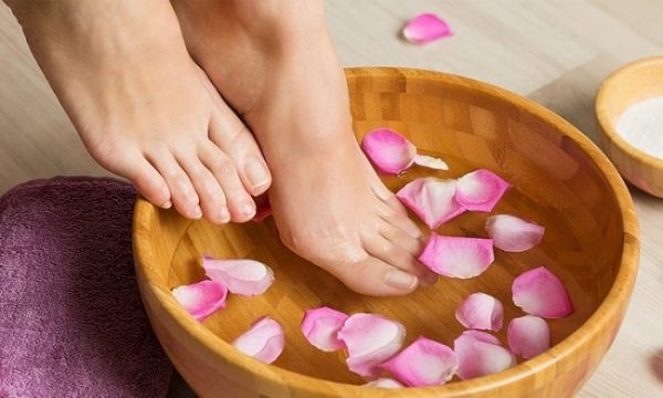 Ngâm chân với nước nóng giúp tinh thần thoải mái sảng khoái