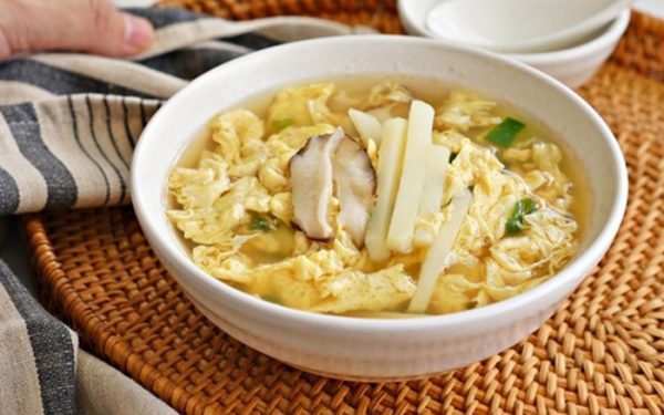 Canh trứng nấm là món ăn ngon miệng quen thuộc của nhiều người.