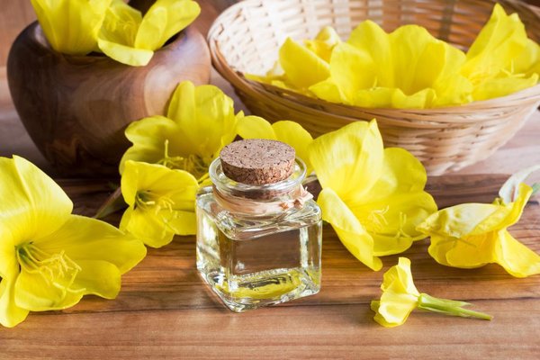 Bổ sung tinh dầu hoa anh thảo giúp hỗ trợ điều trị hiệu quả rối loạn kinh nguyệt.