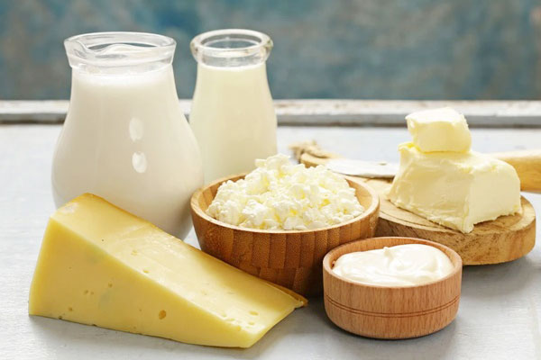 Phô mai và sữa là thực phẩm giàu canxi được nhiều người biết đến.