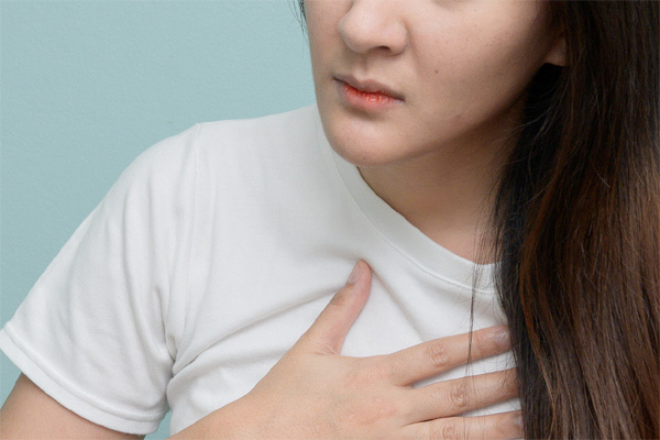 Đau ngực là dấu hiệu bệnh tim ở phụ nữ thường thấy nhất.