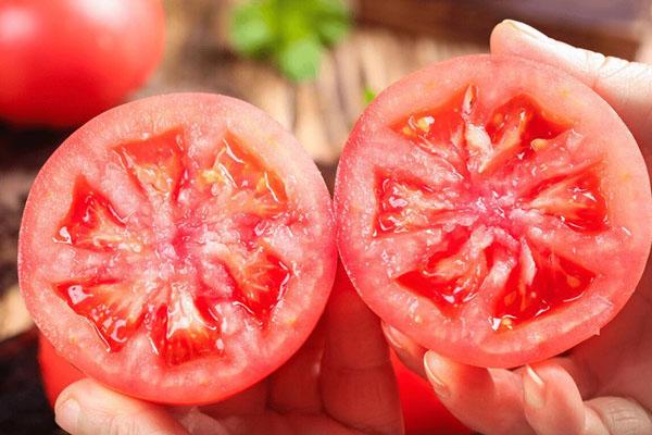 Cà chua có công dụng giúp cho làn da mịn màng hơn.