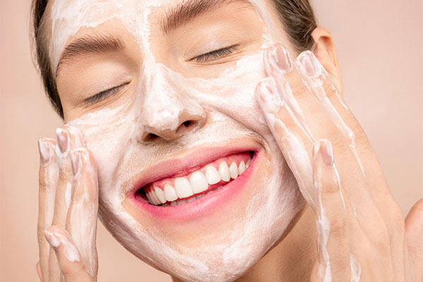 Cách chăm sóc da mặt đầu tiên đó chính là rửa mặt sạch với sữa rửa mặt.