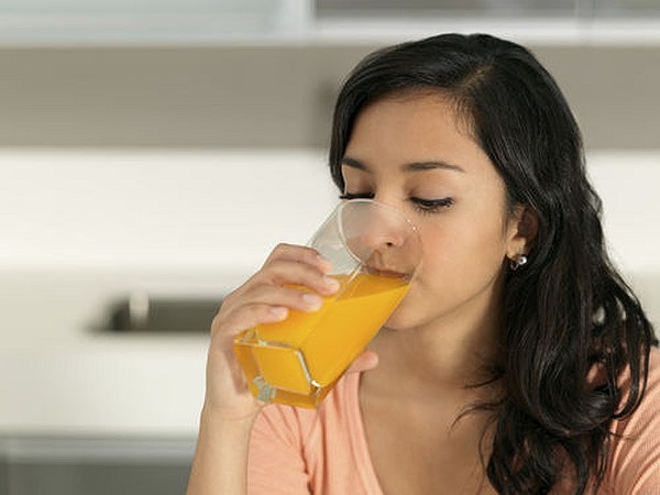 Nước cam giàu vitamin giúp giảm sốt hiệu quả.
