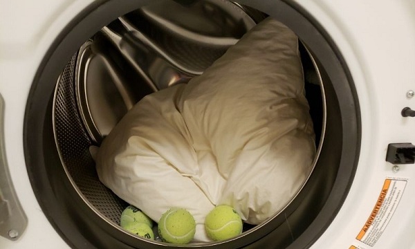 Bóng tennis sẽ giúp gối giữ được độ mềm khi giặt