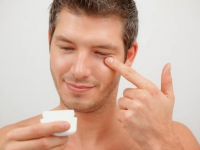 Nam giới cũng nên sử dụng kem dưỡng ẩm để làn da được chăm sóc tốt nhất.