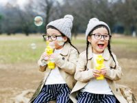 2 bé gái song sinh Nhật Bản để kiểu tóc gáo dừa cực kỳ đáng yêu