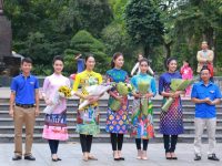 Ngọc Hân, Mỹ Linh, Thanh Tú mặc áo dài nhảy flashmob