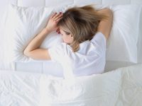 Đau lưng ảnh hưởng đến giấc ngủ như thế nào? Các loại gối cho người đau lưng
